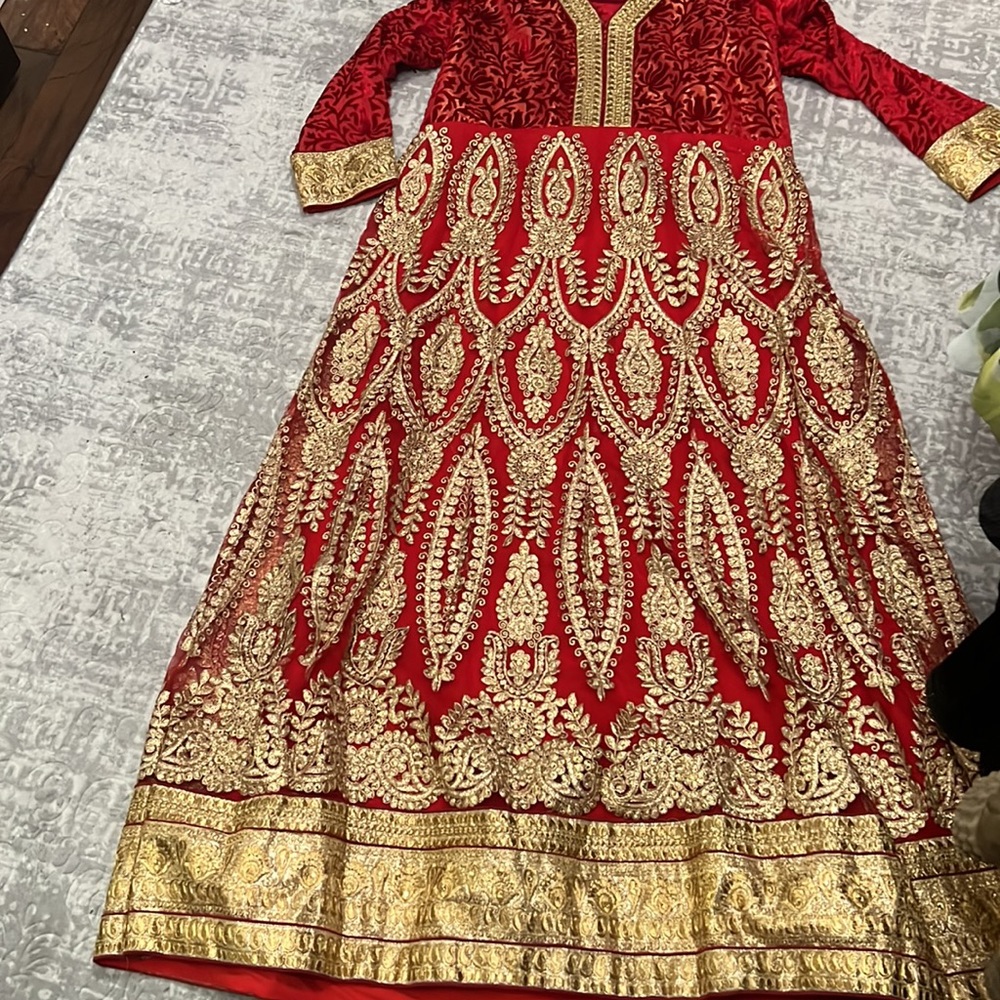 🌺🌺New but no tag gold and  bright red indian dress